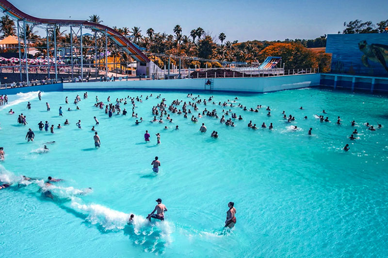 Piscina de ondas Tsunami é pura diversão