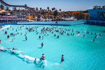 Piscina de ondas Tsunami é pura diversão