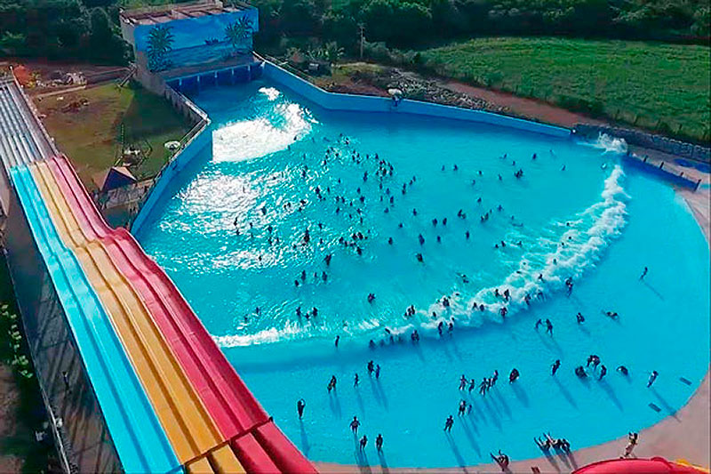 Piscina de ondas Tsunami é pura diversão